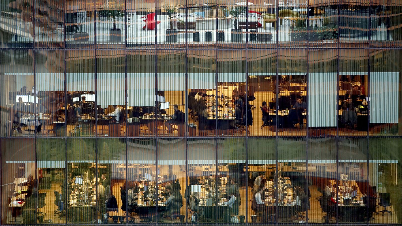 El paro baja en 4.235 personas, su menor caída en julio desde 2008, y se mantiene por encima de los tres millones