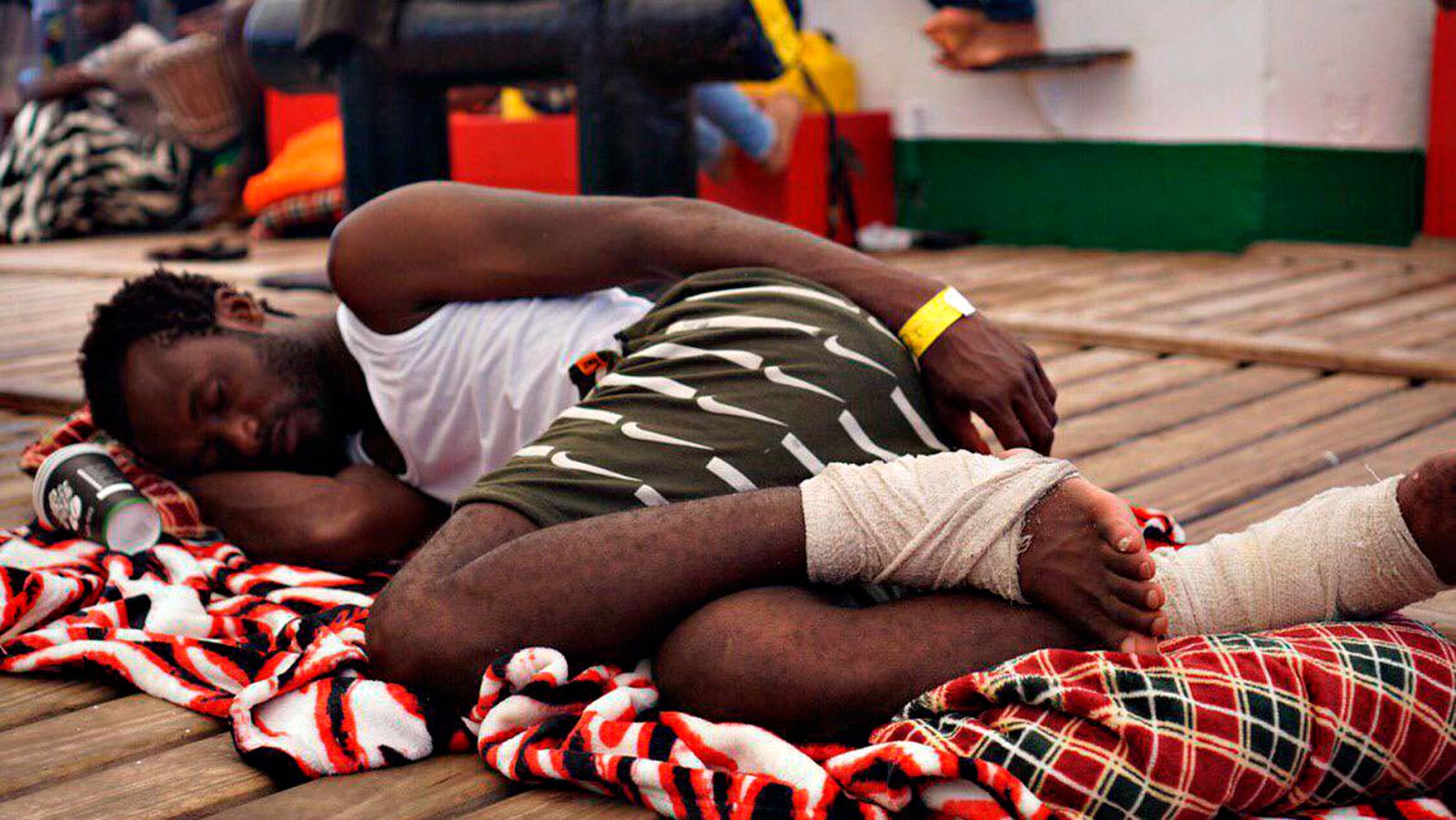 El barco de la ONG Proactiva Open Arms ha rescatado esta madrugada a otros 69 migrantes en aguas del Mediterráneo, que se suman a los 55 que fueron socorridas por la embarcación este jueves, por lo que ya son 124 los migrantes que viajan a bordo de l