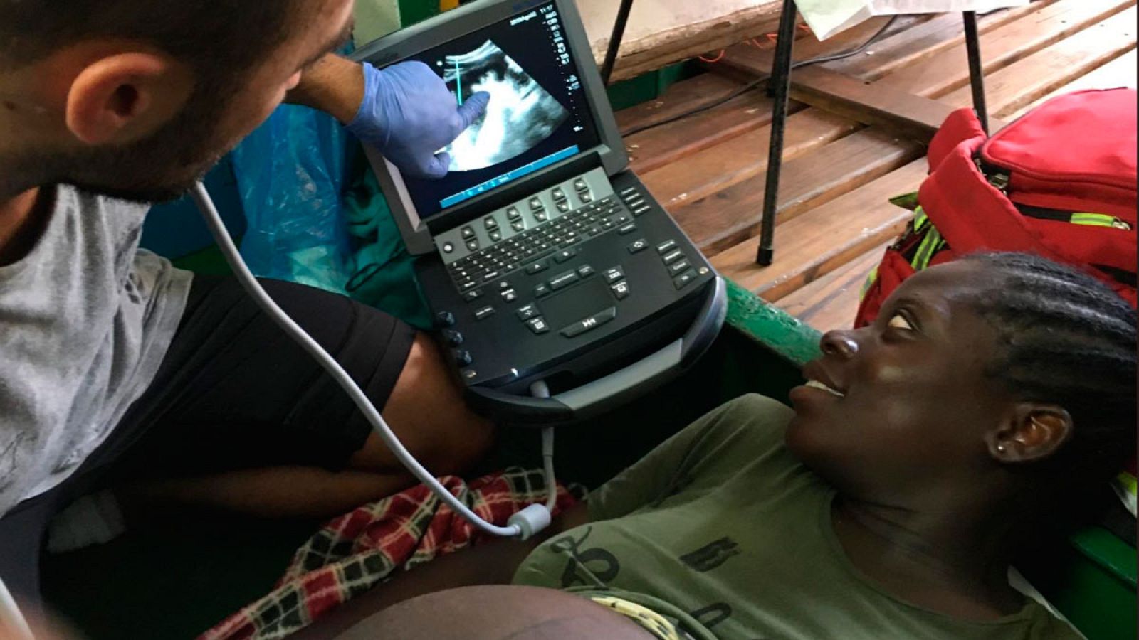 El Open Arms busca un puerto donde desembarcar a los 120 inmigrantes rescatados en alta mar