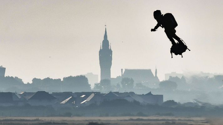 Informativo 24h - El 'soldado volador' francés, Franky Zapata, logra cruzar el Canal de la Mancha en veinte minutos