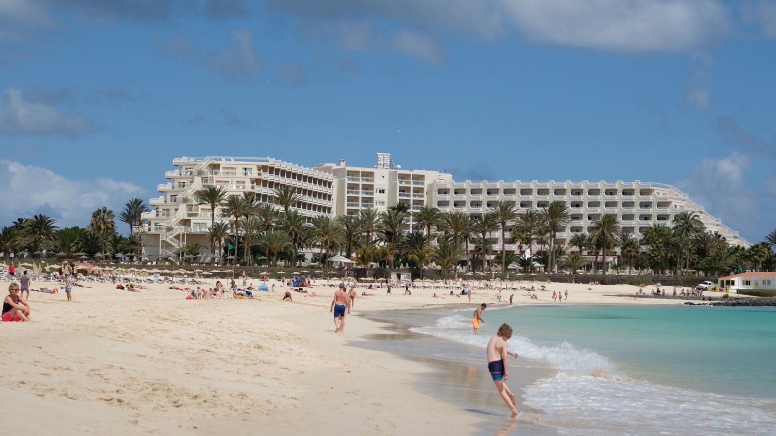 El sector turístico de Baleares y Canarias sufre las primeras cancelaciones por el temor a un 'Brexit' duro - ver ahora
