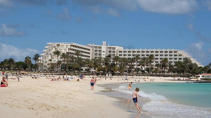 Telediario 1 - El sector turístico de Baleares y Canarias sufre las primeras cancelaciones por el temor a un 'Brexit' duro