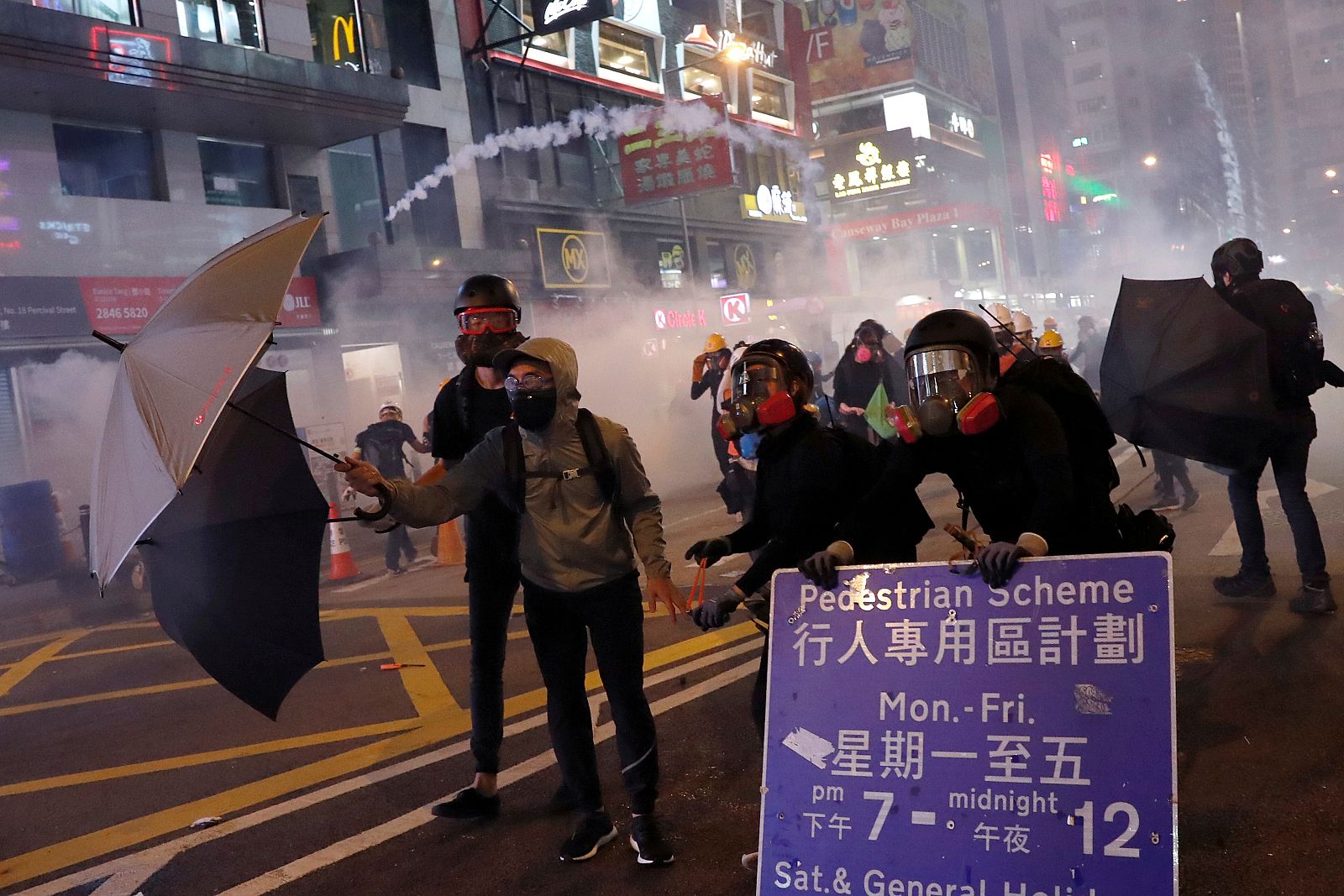 Hong Kong vive una nueva noche de disturbios en vísperas de la huelga heneral - Informativo 24h | Ver