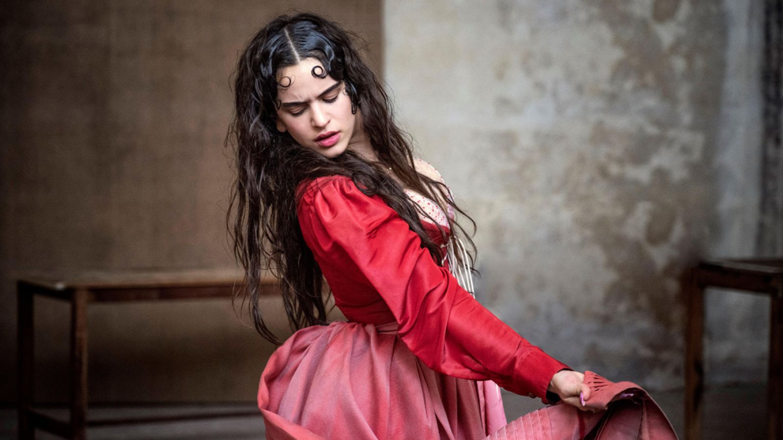 Rosalía se transforma en Julieta para el calendario Pirelli