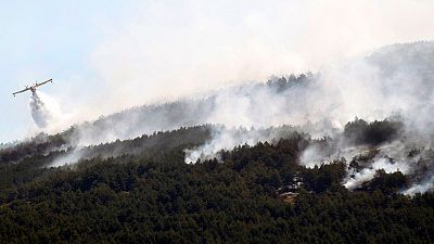 Los servicios de emergencia trabajan para frenar el avance del fuego originado en La Granja de Segovia en el Parque Nacional de Guadarrama, y que�ha alcanzado una peque�a parte la Comunidad de Madrid�por Rascafr�a donde se ha instalado una de las bas