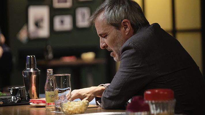 Servir y proteger - Elías empieza a beber en Servir y Proteger