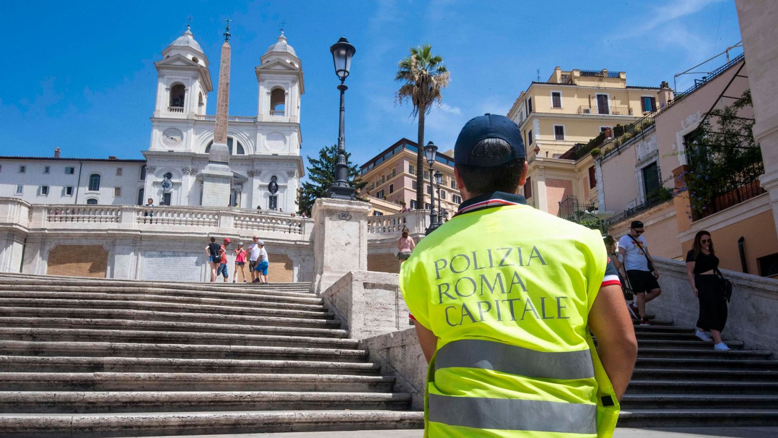Roma multará a las personas que se sienten en las escaleras de la Plaza de España