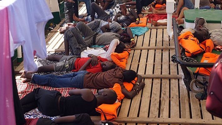 Telediario 1 - El Open Arms sigue sin poder atracar tras siete días en el Mediterráneo con 121 migrantes rescatados a bordo
