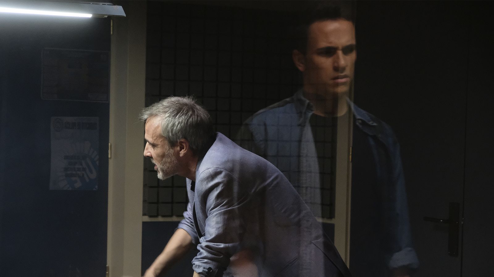 Elías golpea a un camello en un interrogatorio