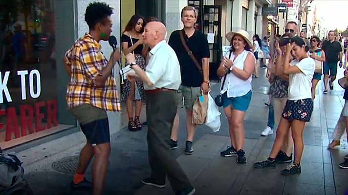 Telediario 1 - Mariano, el hombre que danza al son de los músicos callejeros: "Yo bailo la vida todos los días"