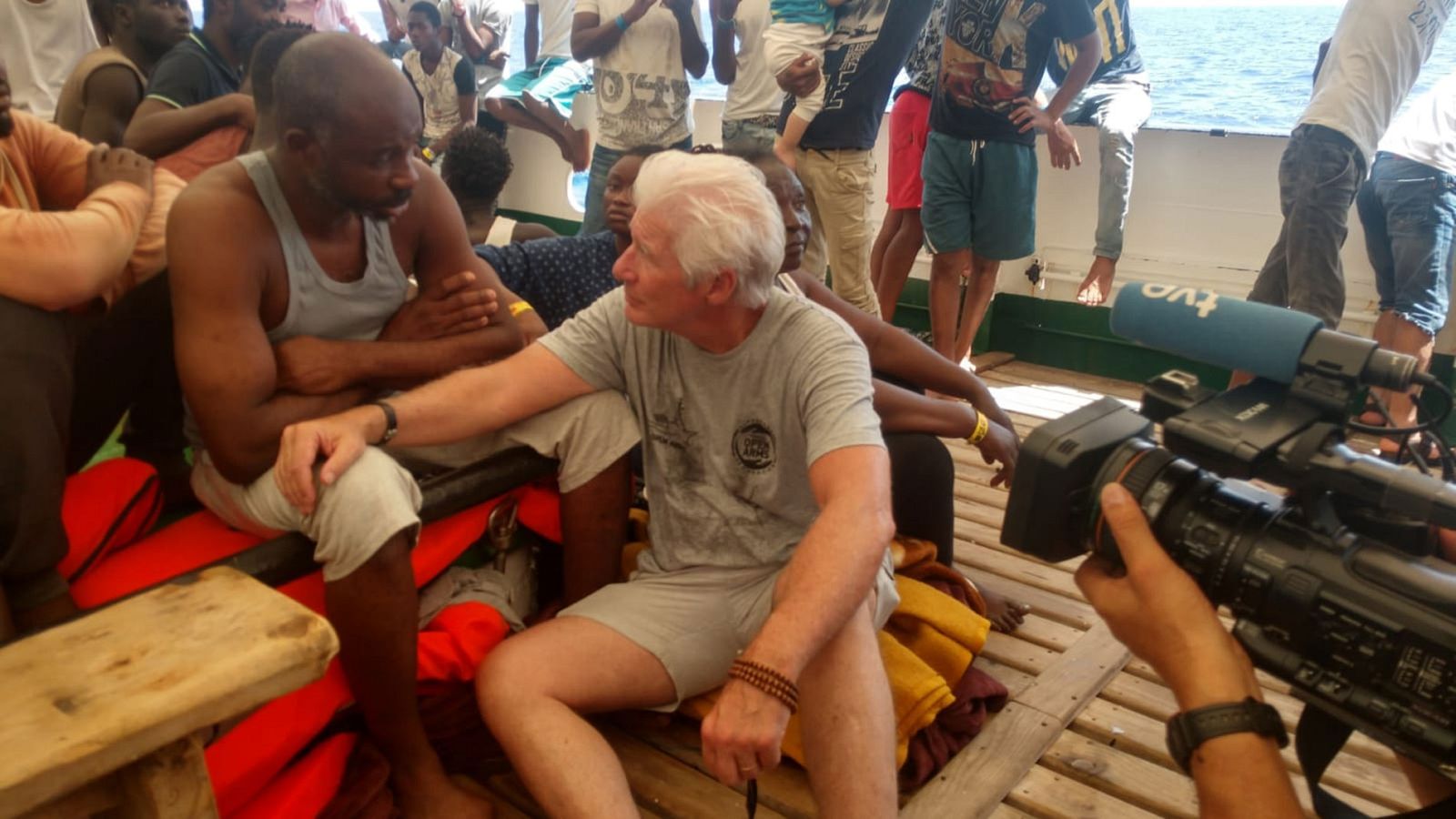 El actor estadounidense Richard Gere lleva víveres al barco de Open Arms