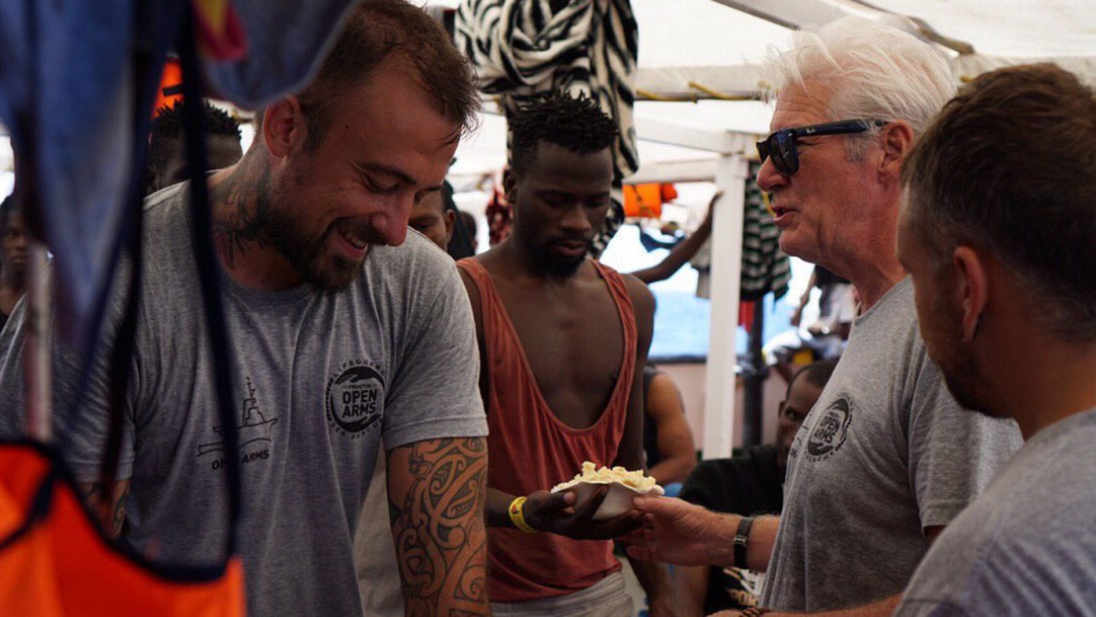 Richard Gere sube al Open Arms con víveres para los migrantes rescatados y visibiliza la situación | Ver