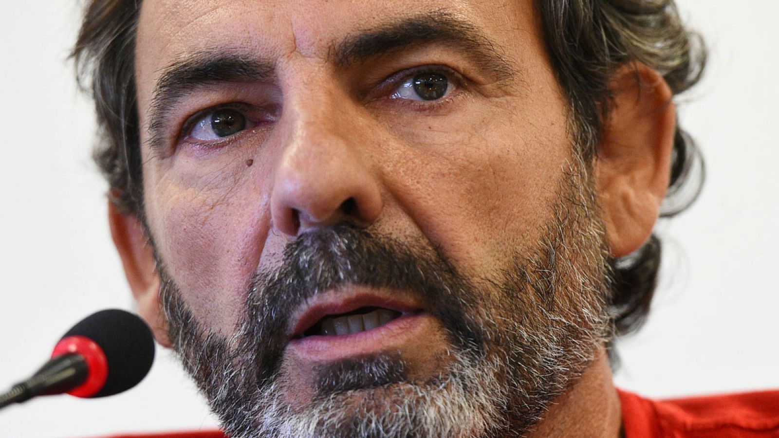 El fundador de Open Arms: "Ningún político evitará que protejamos la vida humana en el mar" | Ver