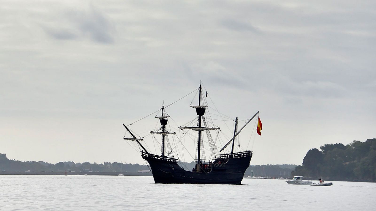 Fernando de Magallanes y Juan Sebatián Elcano zarparon 1519 desde Sevilla con cinco barcos y aunque el viaje fue complicado consiguió dar la primera vuelta al mundo.