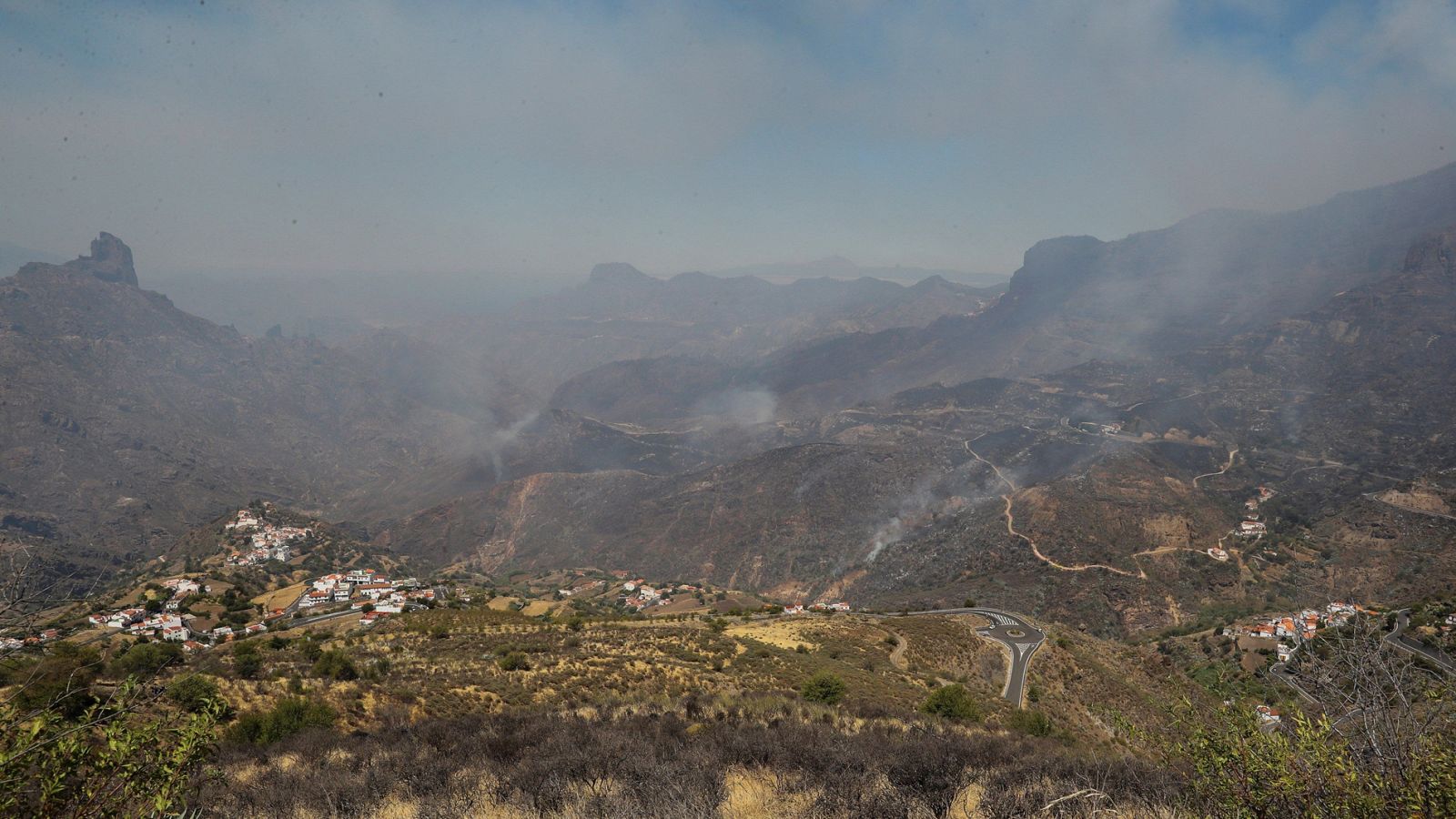 Continúan las tareas de extinción del fuego en la cumbre de Gran Canaria, que ya ha quemado más de 1.000 hectáreas