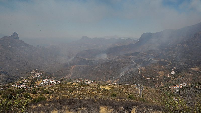 Continúan las tareas de extinción del fuego en la cumbre de Gran Canaria, que ya ha quemado más de 1.000 hectáreas