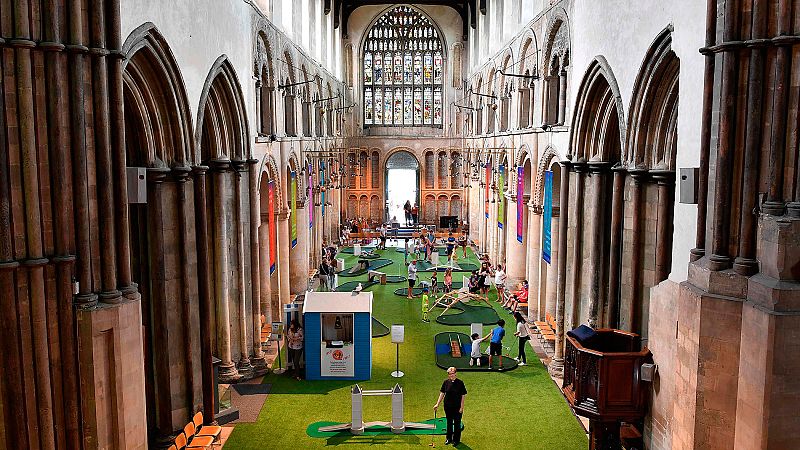 En una iniciativa inaudita, la catedral inglesa de Rochester ha cambiado sus banos por un campo de minigolf.