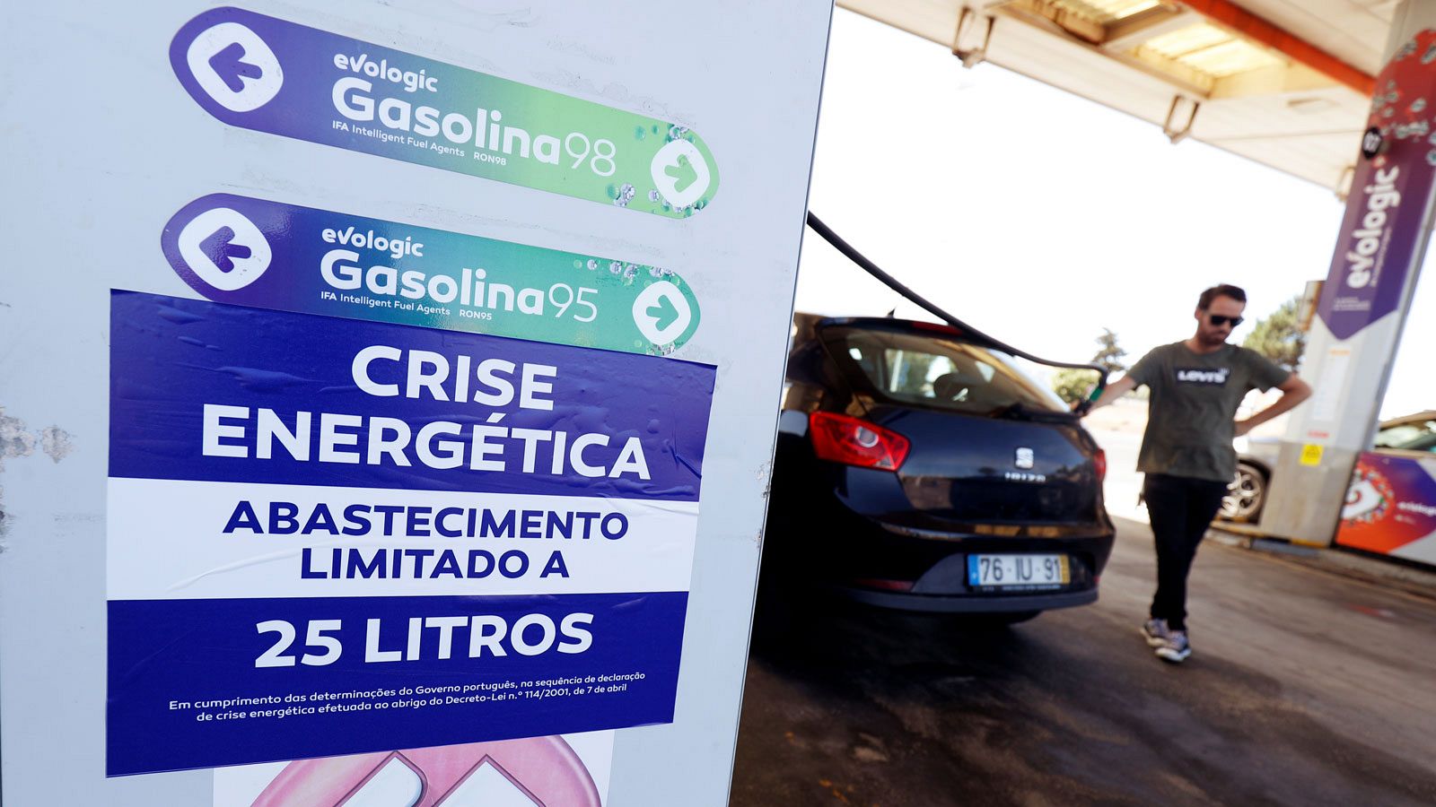 La huelga de transportistas de Portugal llena las gasolineras españolas de la frontera