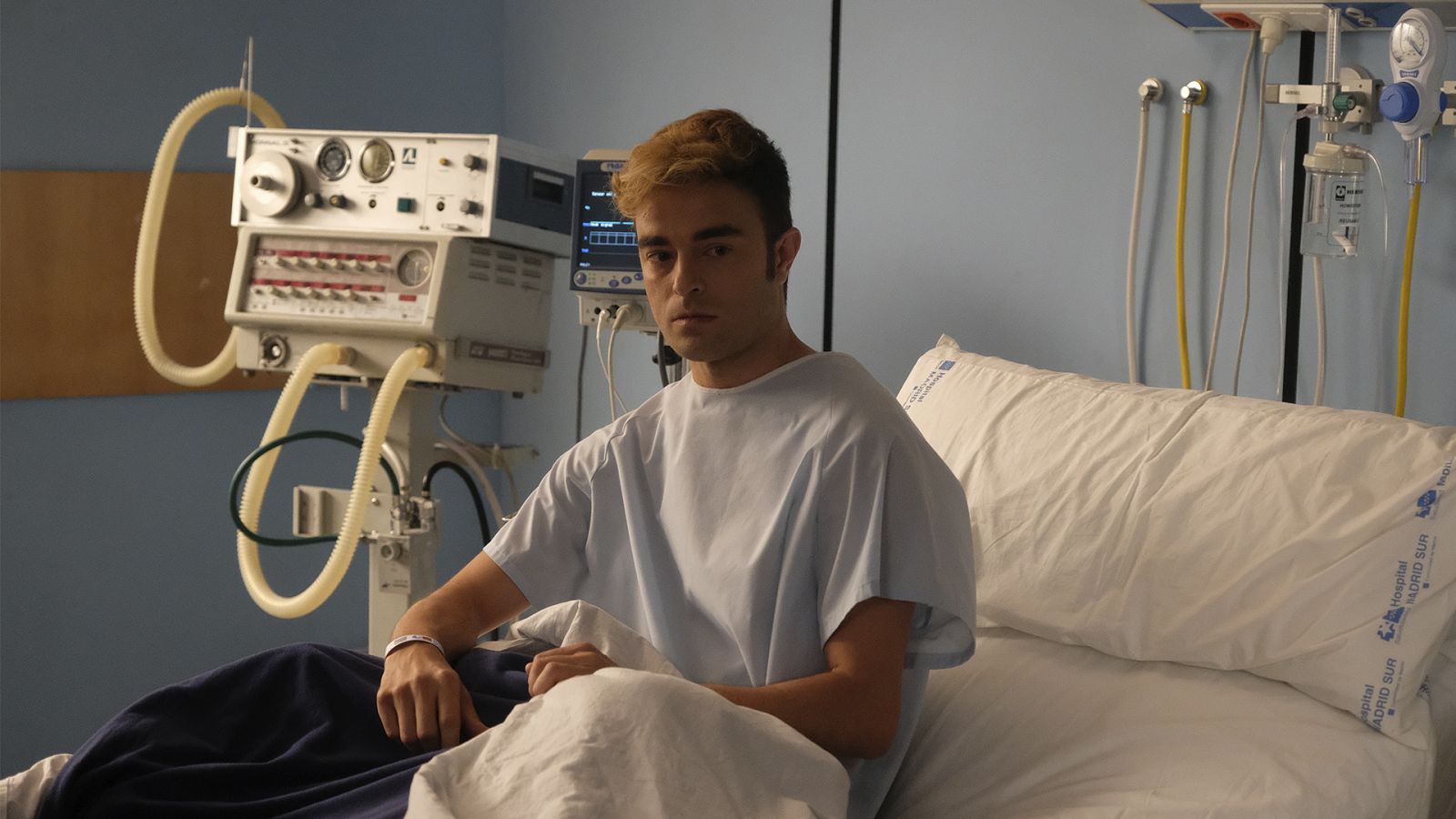 Elías visita a su hijo Israel al hospital