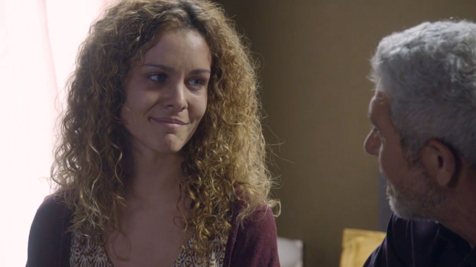 Sandra le cuenta un secreto a Quintero