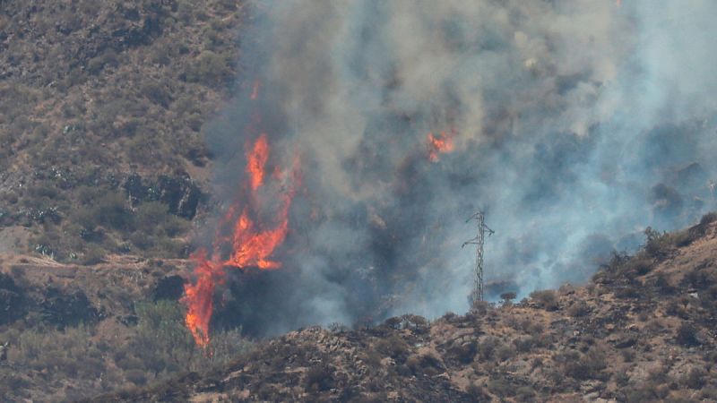 Uno de los flancos del incendio en Gran Canaria sigue sin control