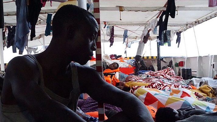 Telediario 1 - El Open Arms evacúa a nueve personas y pide asilo para 31 menores en la embajada española en Malta