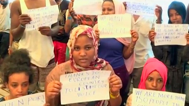 Los migrantes del Open Arms piden a Europa un puerto seguro