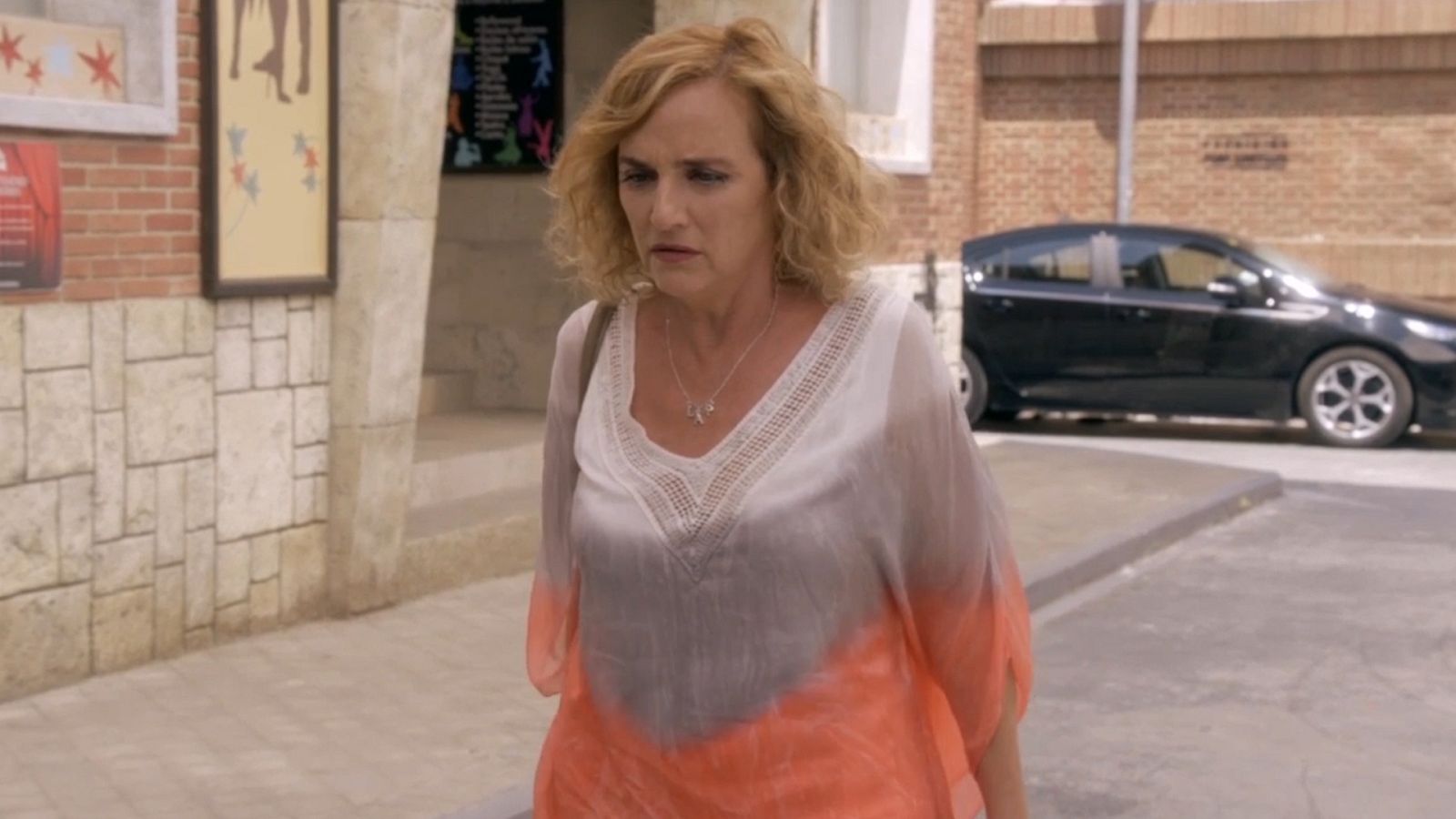 Elvira se pierde en la plaza de la Parra