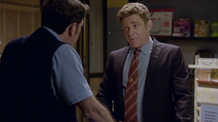 Servir y proteger - El comisario Bremón visita a Damián a la ferretería