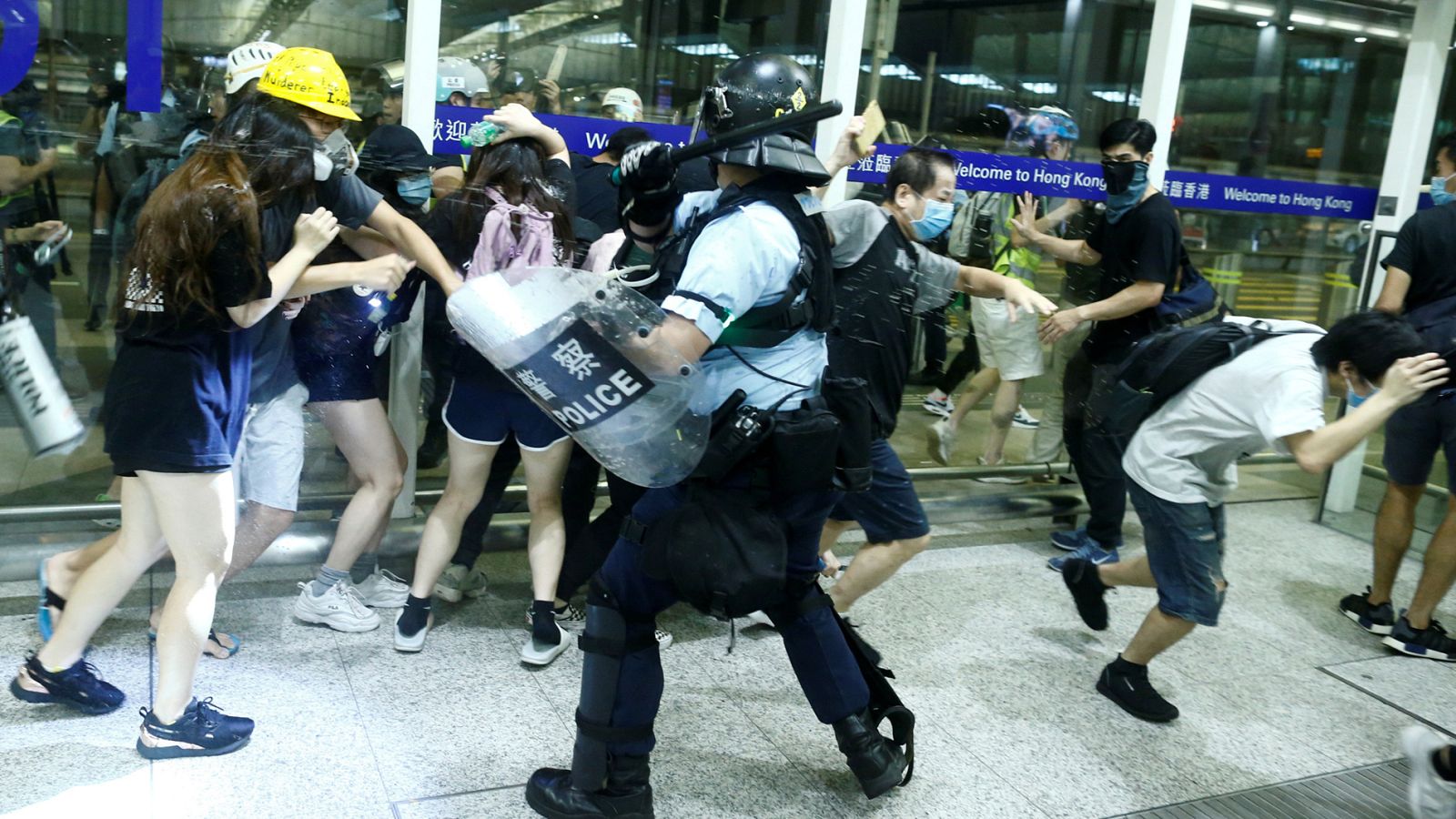 La policía carga contra los manifestantes en el aeropuerto de Hong Kong en el segundo día de bloqueo | Ver