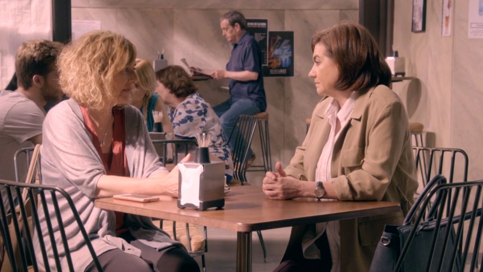 Claudia anima y apoya a Elvira