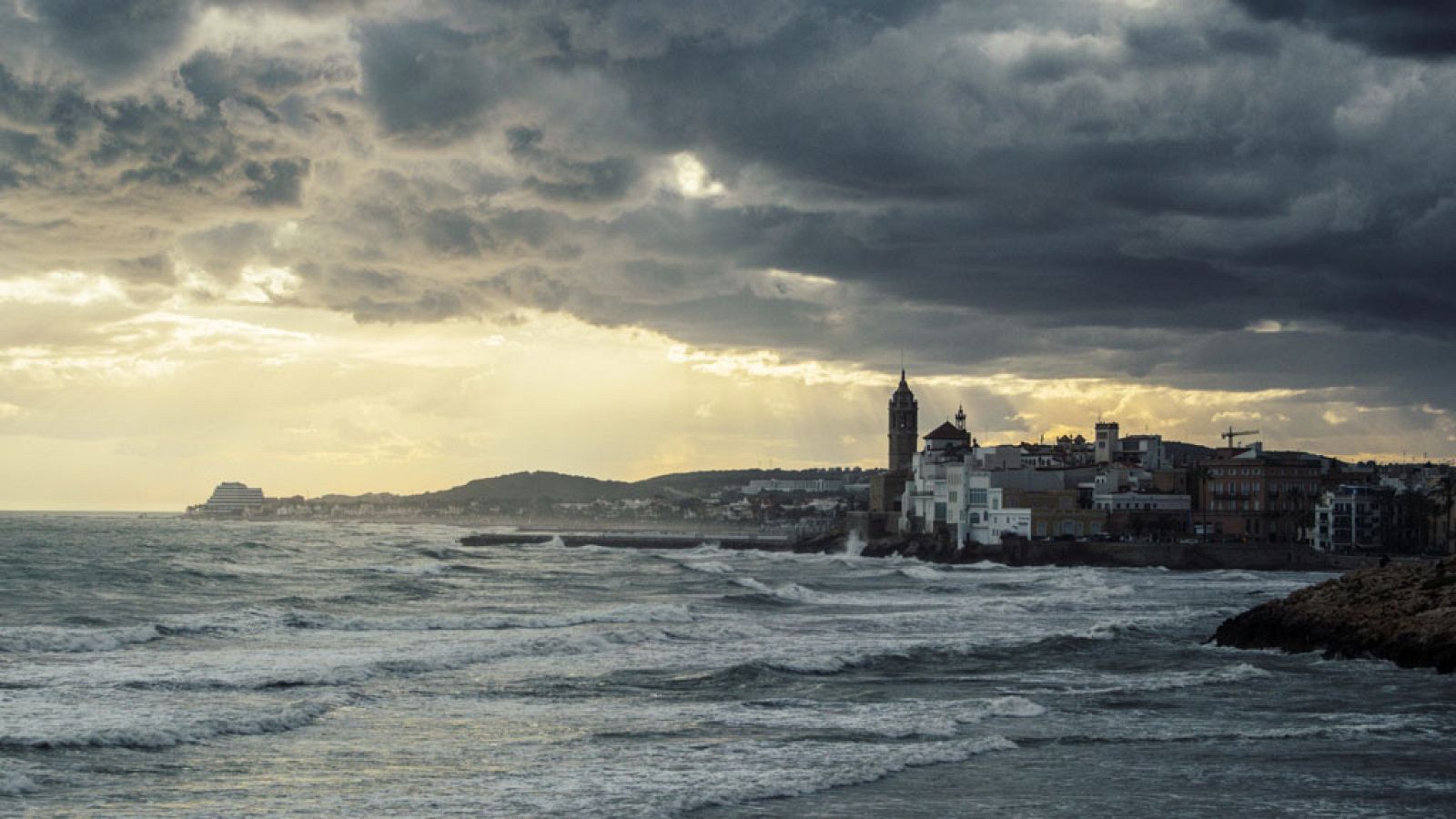 Calor en la mitad sur peninsular y chubascos en noroeste de Cataluña - ver ahora