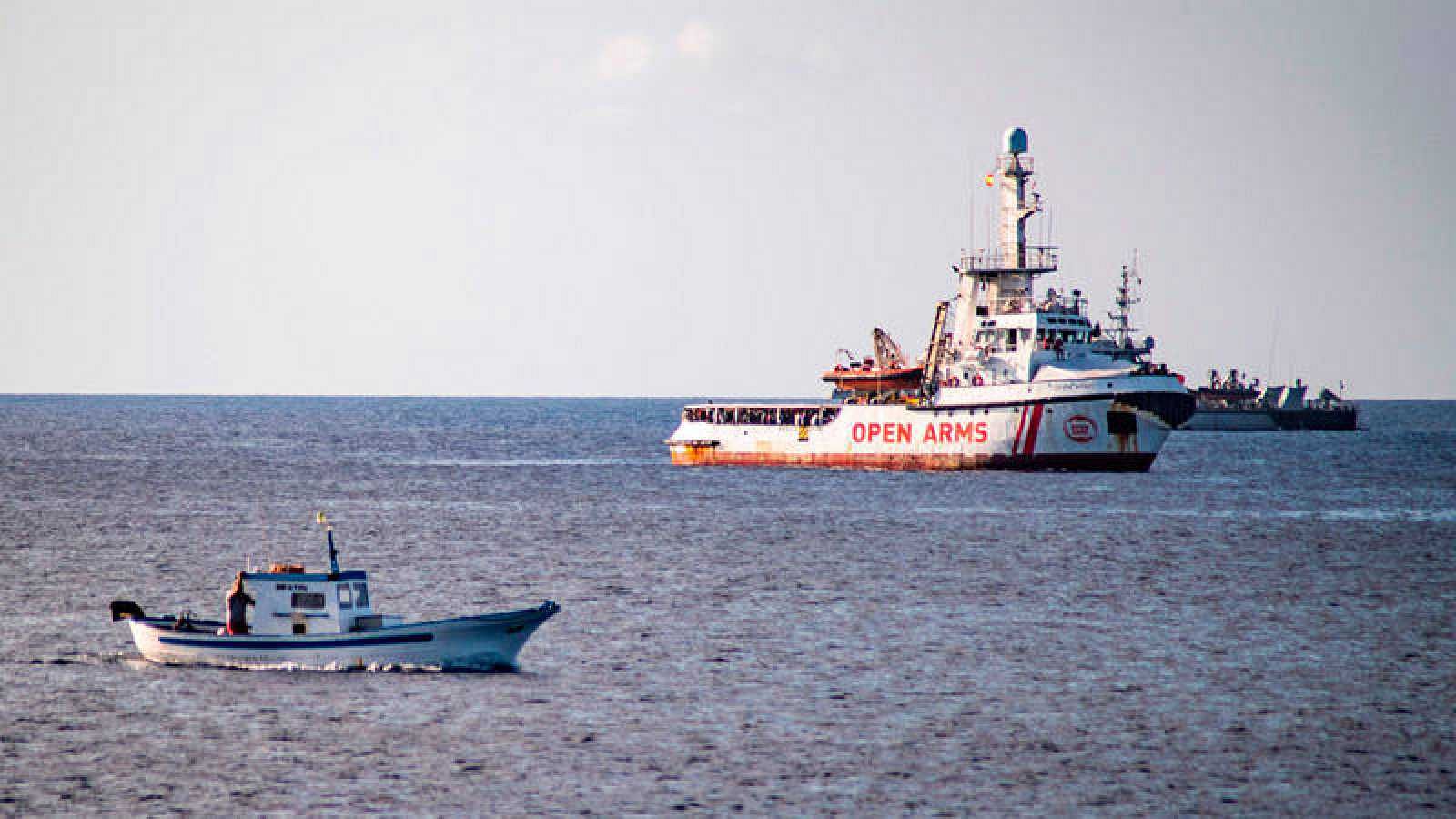 El 'Open Arms' deja en manos de España e Italia el traslado de todos los migrantes para llevarlos a un puerto español