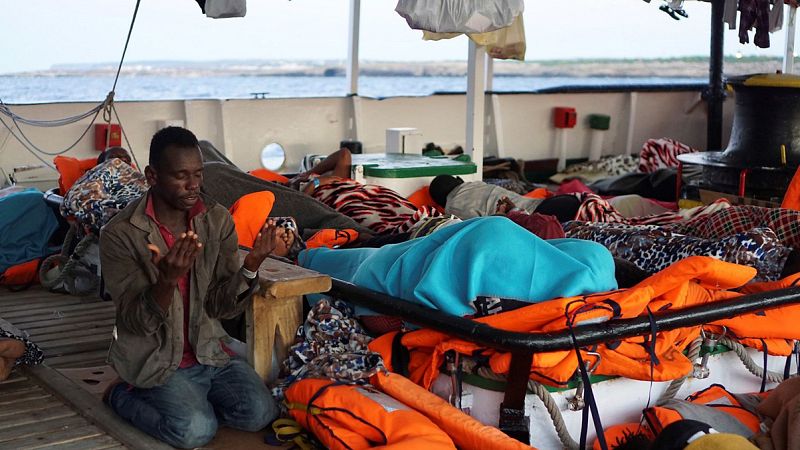 Los 107 migrantes del 'Open Arms' esperan ser trasladados a tierra tras 18 días en el mar