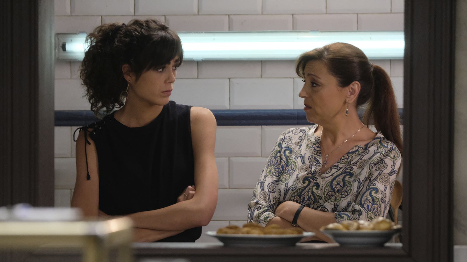 Paty le confiesa a María que está enamorada de Paolo