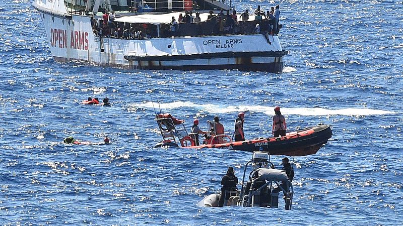 La guardia costera italiana rescata y evacúa a los migrantes que siguen arrojándose al mar