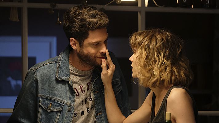 Servir y proteger - Álvaro y Silvia se tropiezan con una puerta