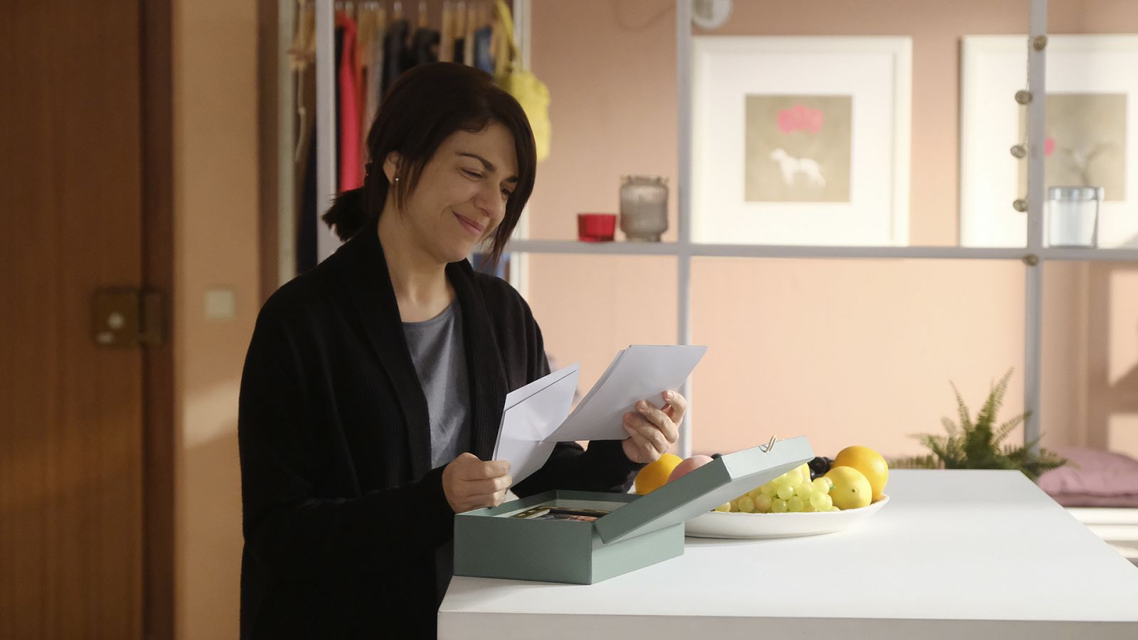 Mamen Camacho juega con la claqueta en una toma falsa