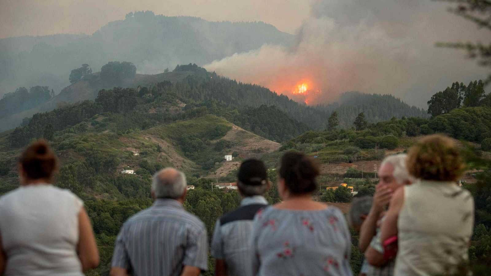 Los nueve mil vecinos que llevan varios días fuera de sus casas por el fuego en Gran Canaria esperan poder regresar pronto a sus casas