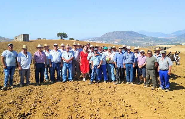 Aquí la Tierra - Clase teórica y práctica de arado