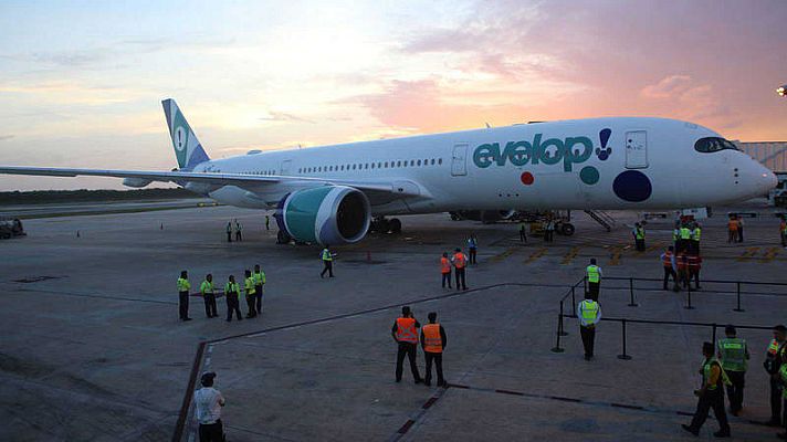 Telediario 1 - Atendidos varios pasajeros de un avión tras caer 300 metros en picado antes de aterrizar en Barajas