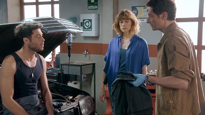 Servir y proteger - La policía encuentra mentafetamina en el taller de Álvaro