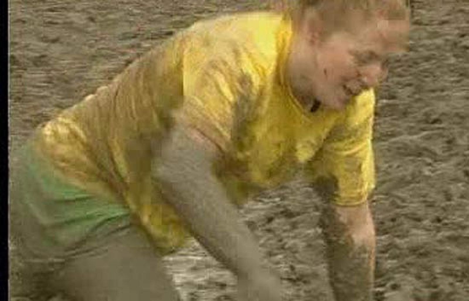 Cuarenta equipos de hombres y mujeres se disputan el Mundial de fútbol barro. Los partidos duran 24 minutos y hay seis jugadores por equipo.