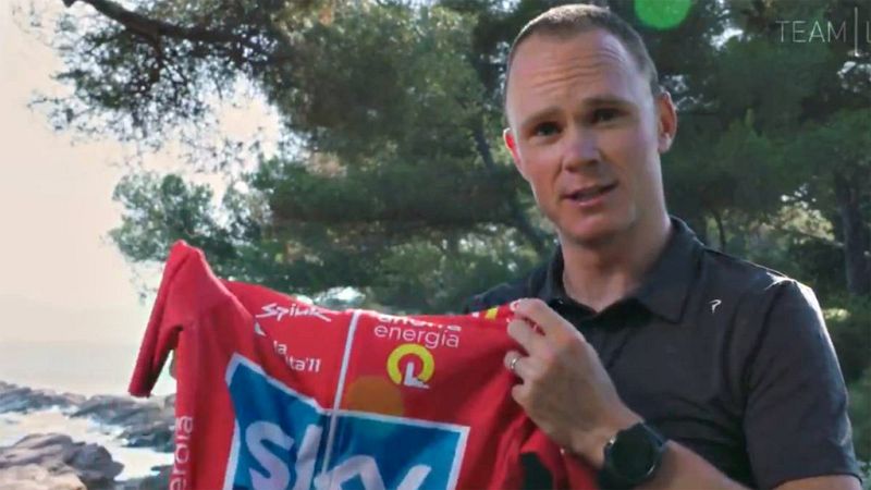 El ciclista británico, convaleciente aún de su lesión, ha podido recibir el maillot de líder que le corresponde después del positivo de Juanjo Cobo.