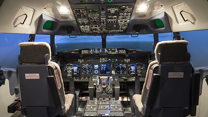 Telediario 1 - Simuladores de vuelo para afrontar las turbulencias, sin irse al suelo