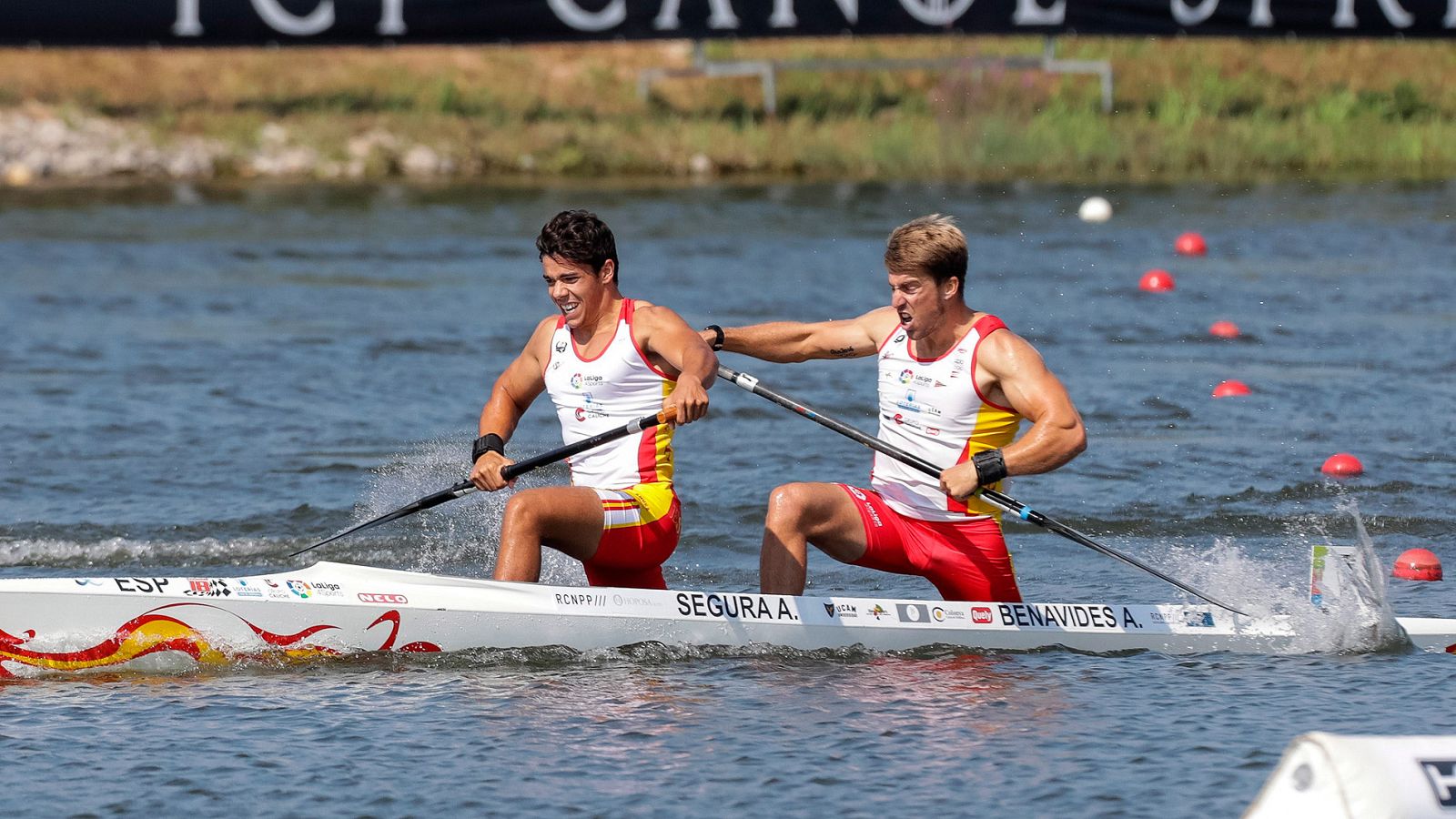 'Sete' Benavides y Antonio Segura se han colgado la medalla de bronce en los Mundiales de piragüismo de Szeged en la prueba de C2 500, con 'foto finish' incluida. Es la segunda medalla para España en estos Mundiales tras el oro de Pedrero y Graña.