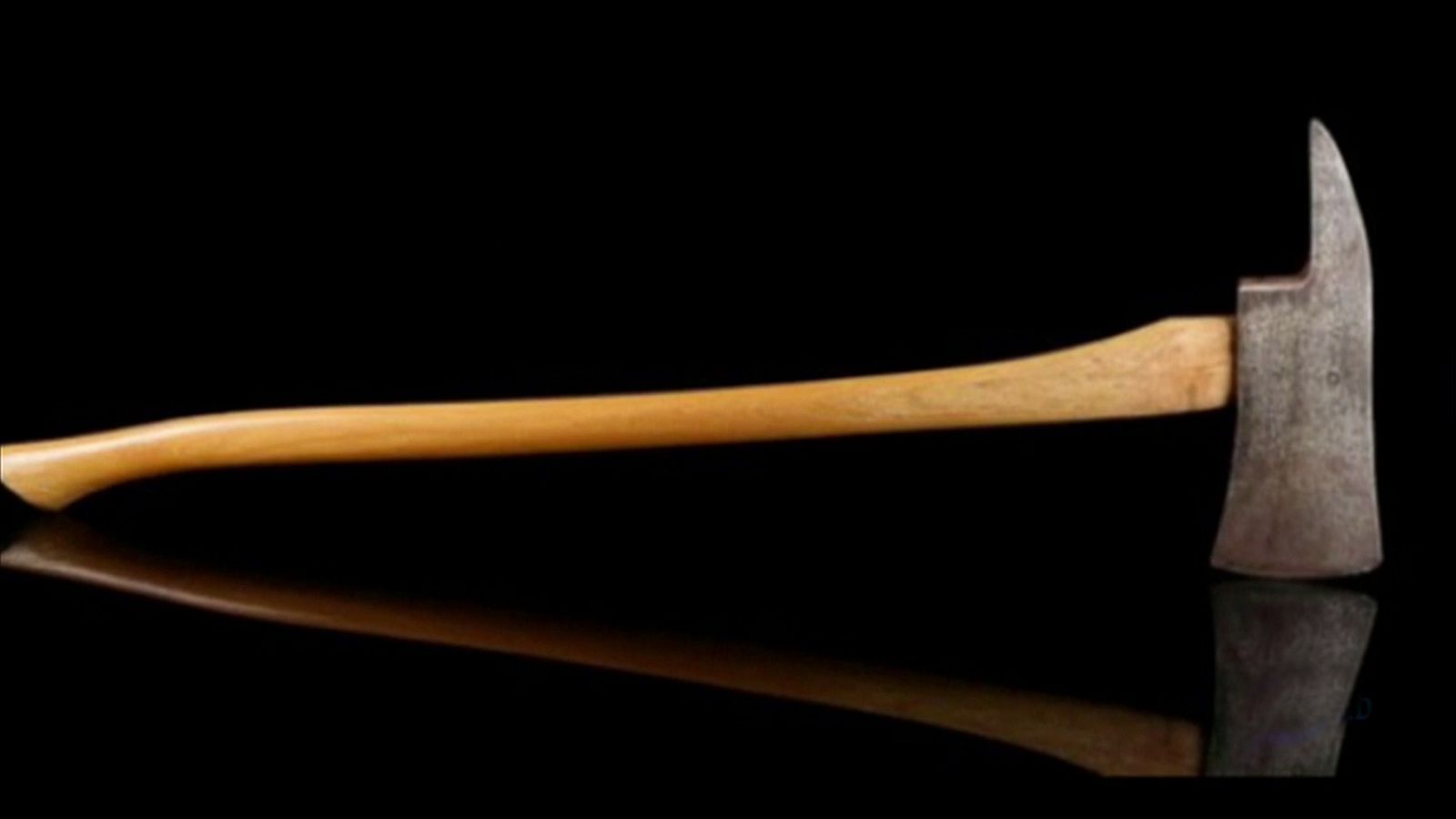 El hacha de 'El resplandor', la joya de la subasta de objetos de cine de Londres