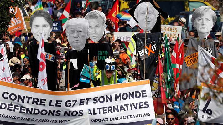 Telediario 1 - Una multitudinaria y pacífica marcha contra el G7 alerta de los "daños sociales y ecológicos" de la "ofensiva neoliberal"