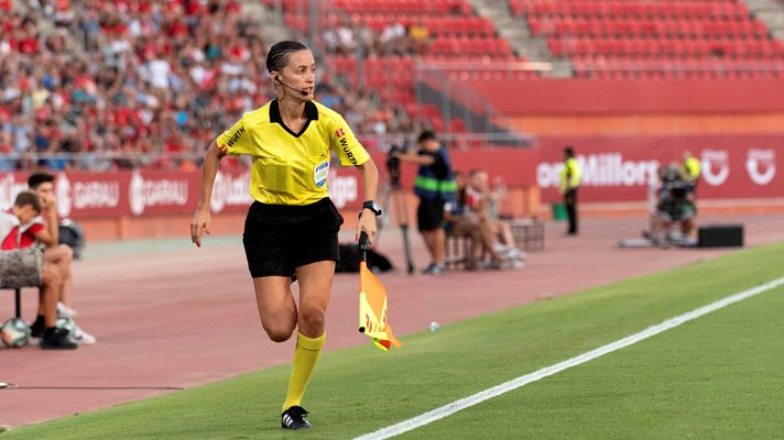 Telediario 1 - Así vivió su debut la primera juez de línea en arbitrar en Primera