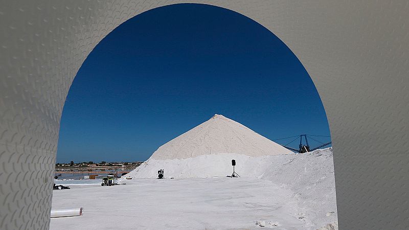 Como viene siendo habitual, la Vuelta volverá a sorprender por el emplazamiento de la primera salida de la carrera. En esta ocasión la contrarreloj por equipos de la primera etapa partirá de una montaña de sal situada en las salinas de Torrevieja.